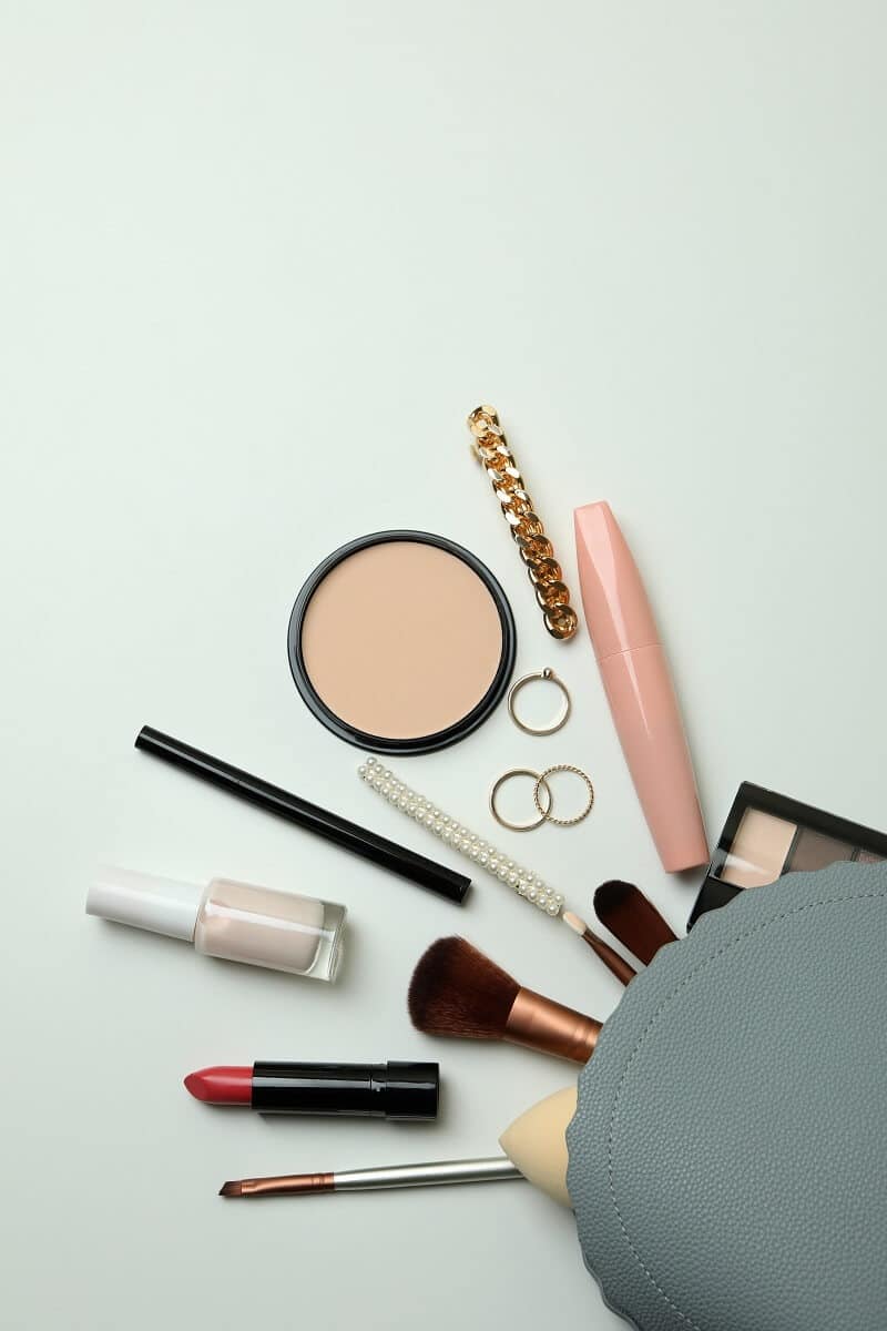 learn-to-apply-makeup-with-us