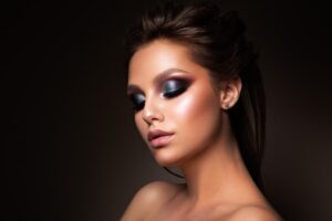 learn-to-apply-eye-shadows-mascara-with-VMA